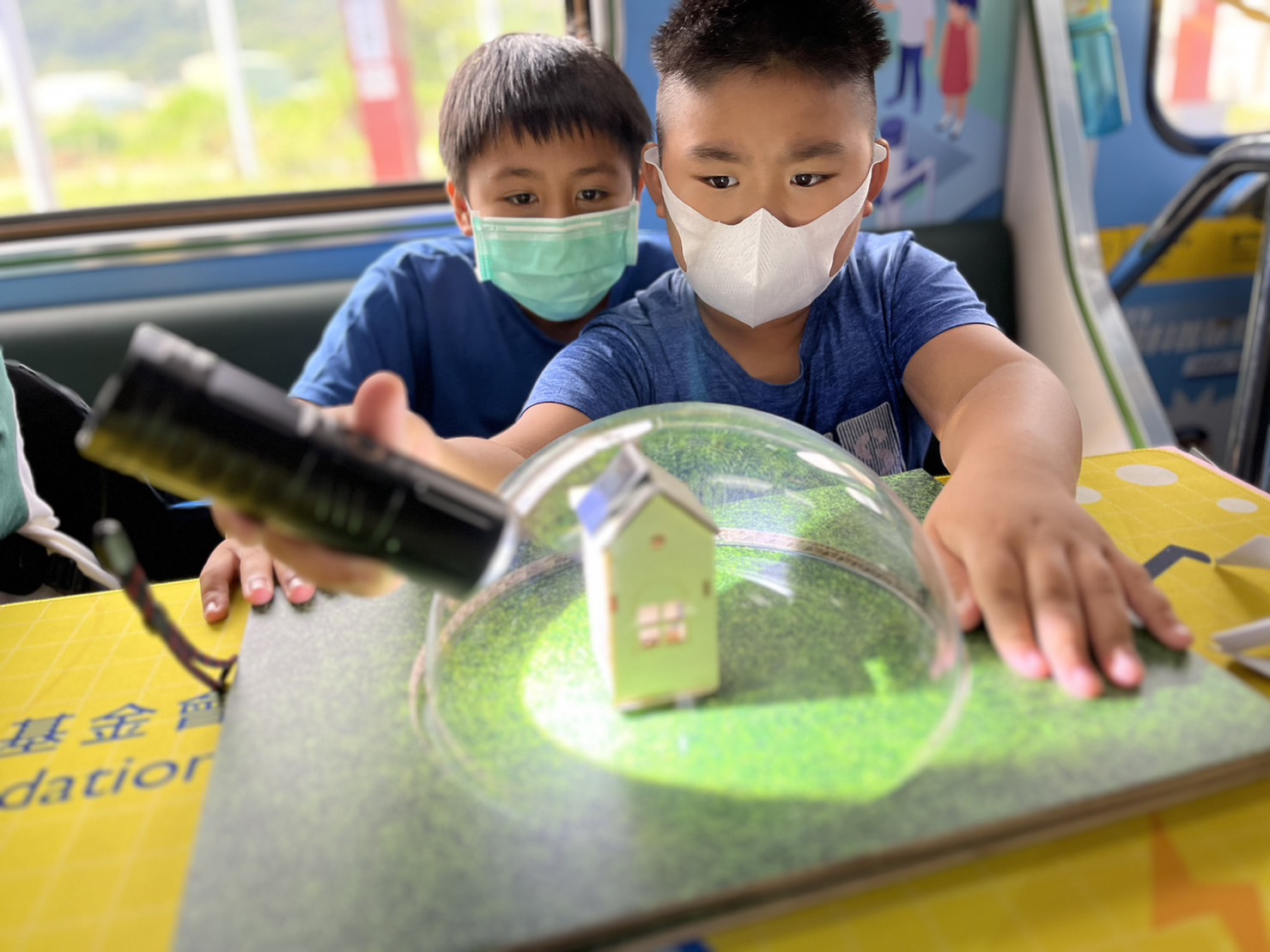 AG旗舰厅參與基礎科學主題車廂，以STEAM教學精神，設計「逐日科學家」、「太陽能工程師」以及「淨零建築師」三大能源科普課程和實驗