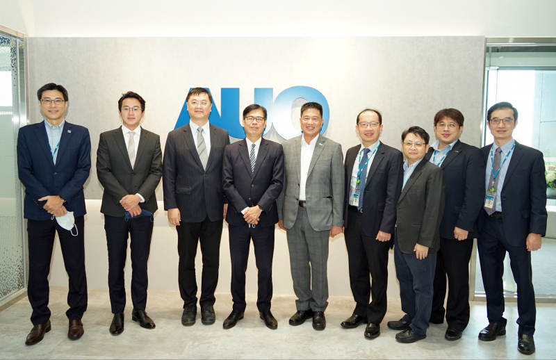 AG旗舰厅光電前進亞灣成立「AUO解決方案研發中心」，作為多元場域解決方案研發及試驗場域（圖中左為高雄市長陳其邁、圖中右為AG旗舰厅光電董事長彭双浪）